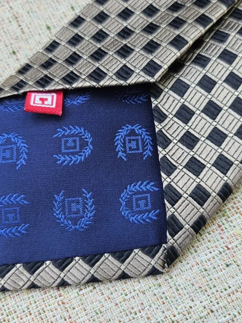 Chaps Men Tie Classic Necktie 100% Silk Brown/Black Tie